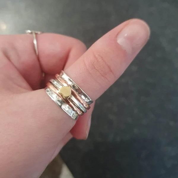 Itsensä Rakastamisen Sormus Pyörivällä Sydämellä