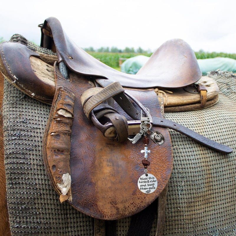 Satula ja satula koristeellinen klipsi