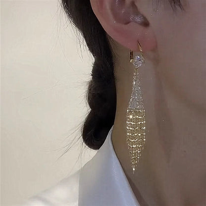 Strassikoristeiset tupsukorvakorut