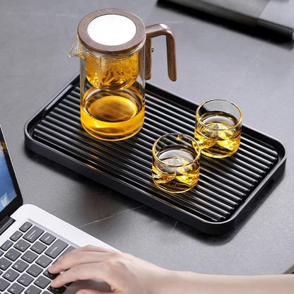 Vesierottelulasi teekannu puukahvalla