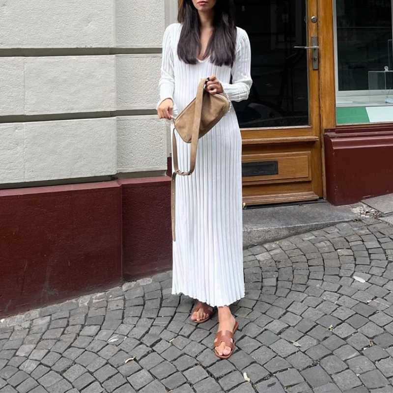 V-kaula-aukkoiset pitkähihaiset neule-midimekko