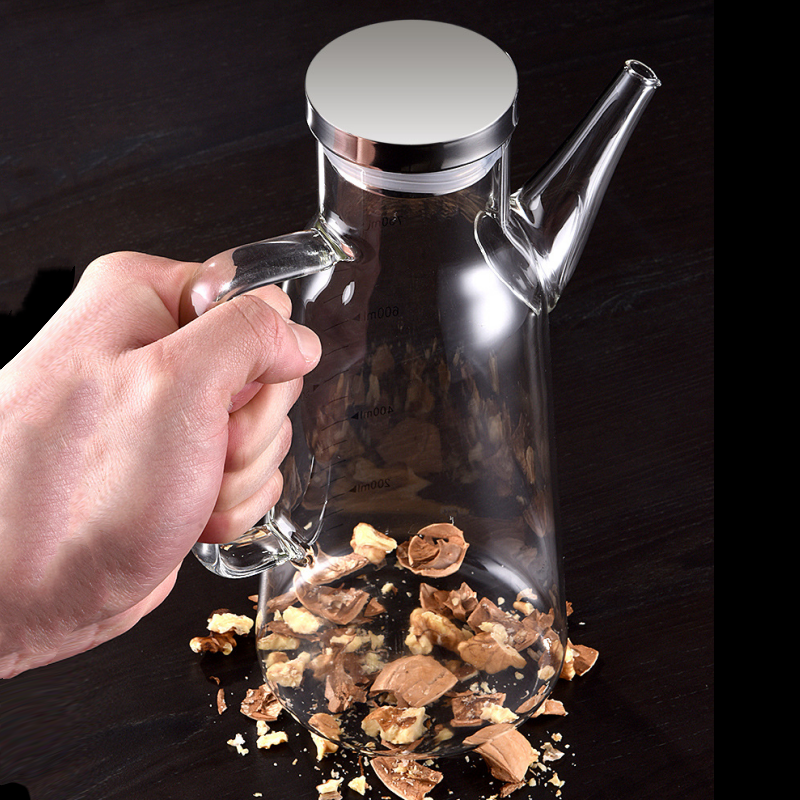 Öljyn annostelupullo, jossa on tippumaton nokka