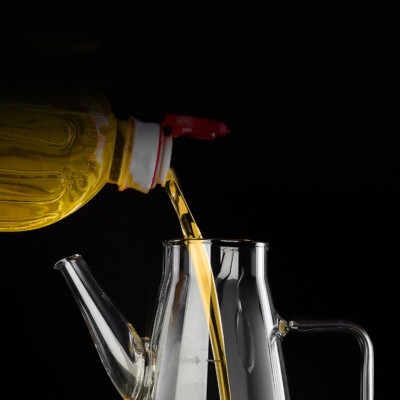 Öljyn annostelupullo, jossa on tippumaton nokka