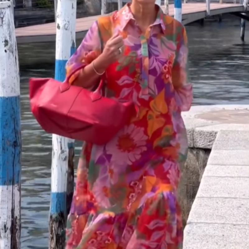 Punainen sifonkimekko kukkakuviolla