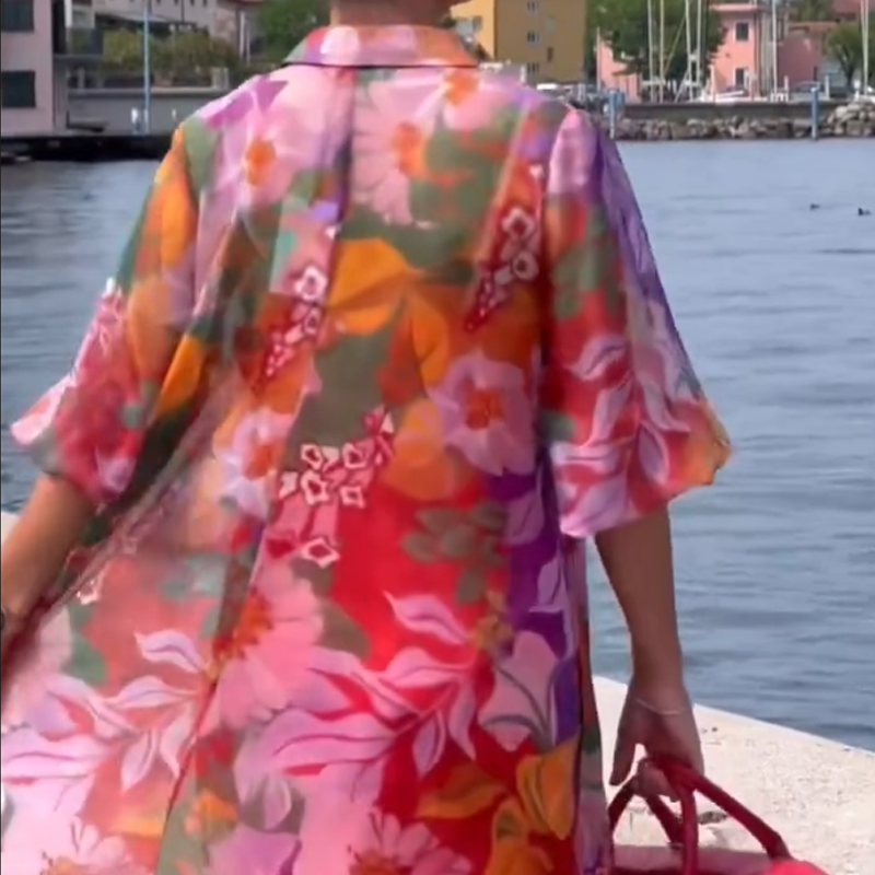 Punainen sifonkimekko kukkakuviolla