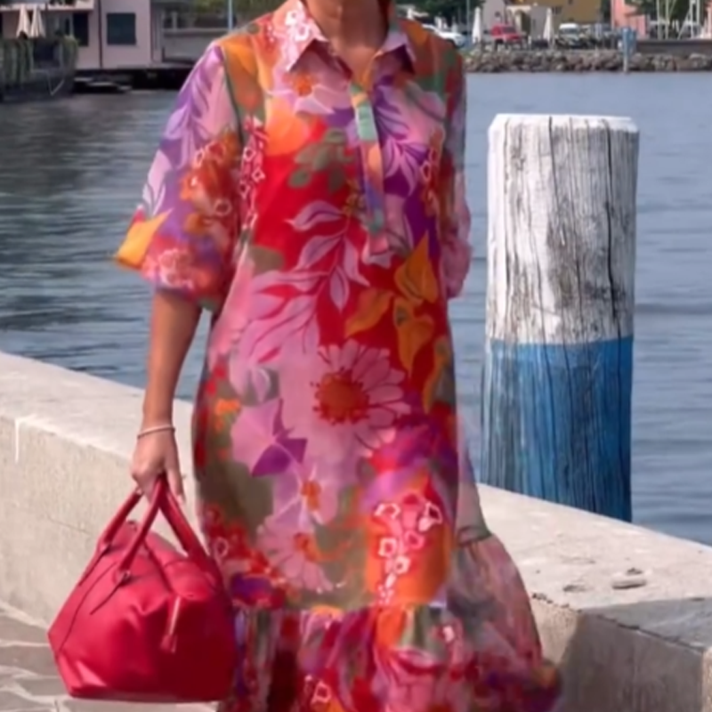 Punainen sifonkimekko kukkakuviolla