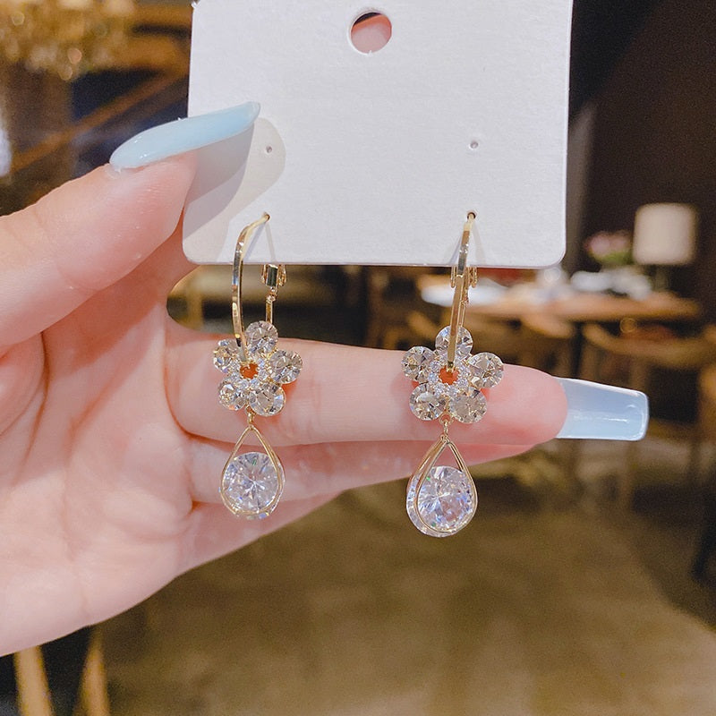 ✨Kristallikorvakorut kukkapisaralla - 🔥Osta yksi saat yhden ilmaiseksi🔥 Kuuma myynti alennus 50% pois!