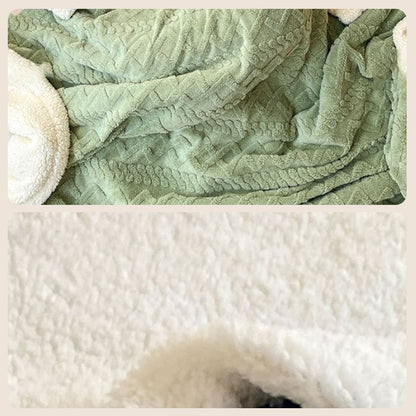 Paksuuntunut lämmin peitto