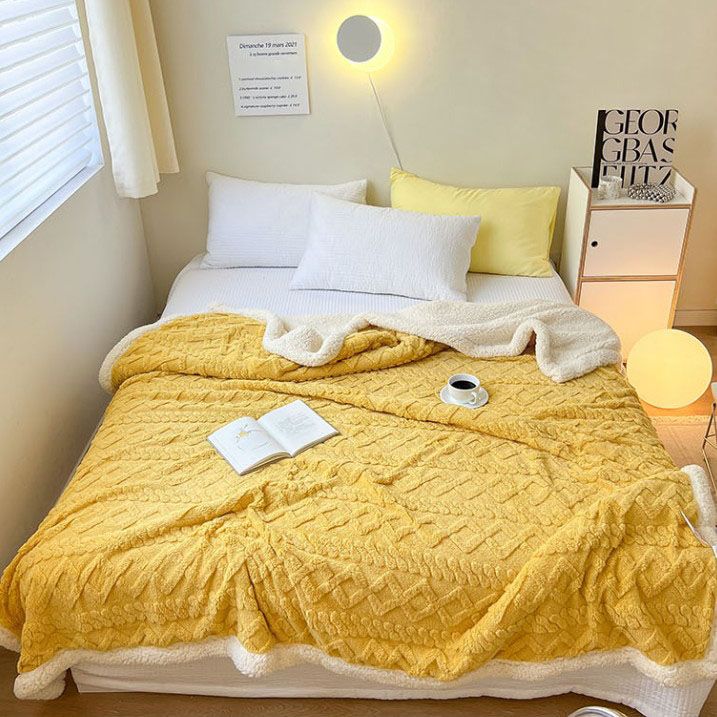 Paksuuntunut lämmin peitto