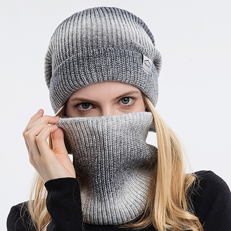 Väritysvaihtelulla koristeltu lämmin neulottu hattu ja kaulahuivi, 2-osainen setti