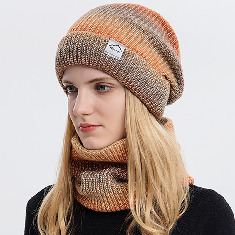 Väritysvaihtelulla koristeltu lämmin neulottu hattu ja kaulahuivi, 2-osainen setti