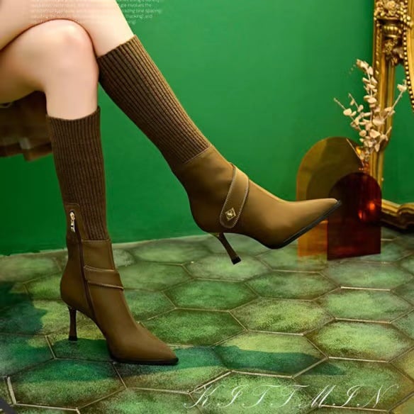 Neulotut pitkät tylppäkärkiset stilettisaappaat