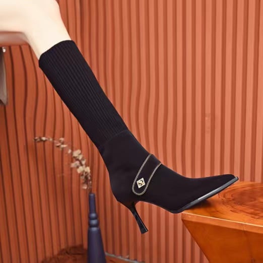 Neulotut pitkät tylppäkärkiset stilettisaappaat