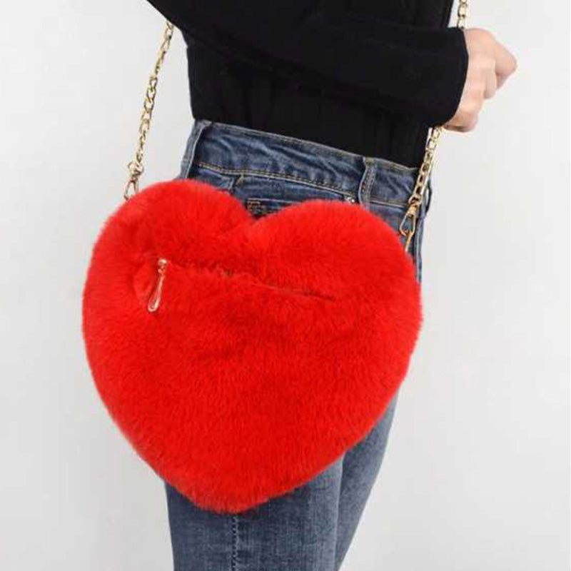 Muotin sydämenmuotoinen pörröinen olkalaukku Ystävänpäivänä