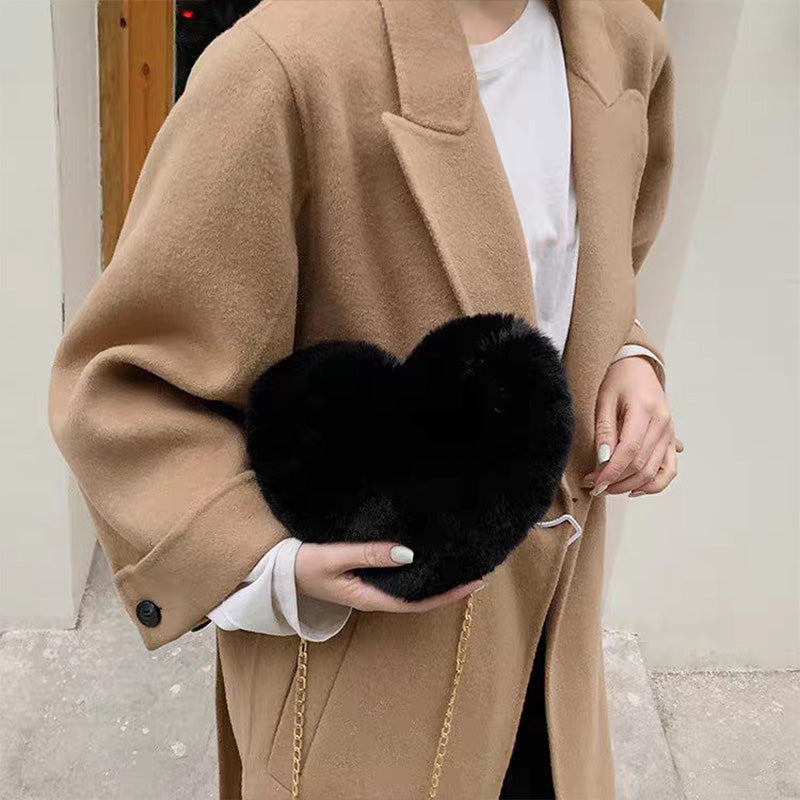 Muotin sydämenmuotoinen pörröinen olkalaukku Ystävänpäivänä