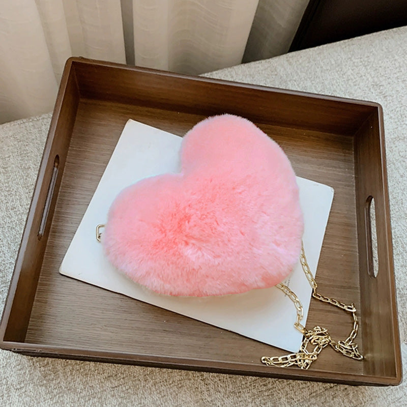 Muotin sydämenmuotoinen pörröinen olkalaukku Ystävänpäivänä